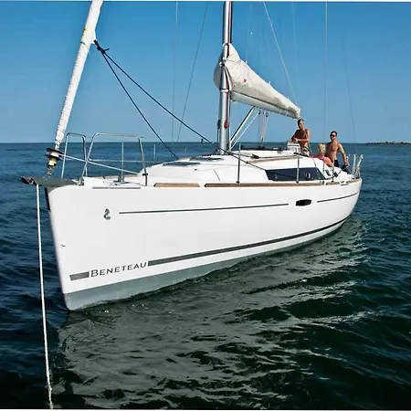 Ботель Boat In *