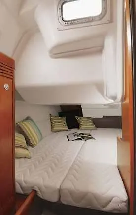 Ботель Boat In *